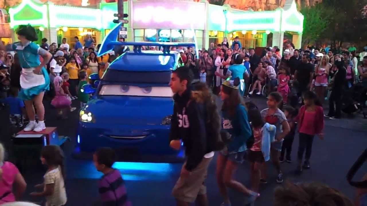 Car's Land DJ Putting on a Show!