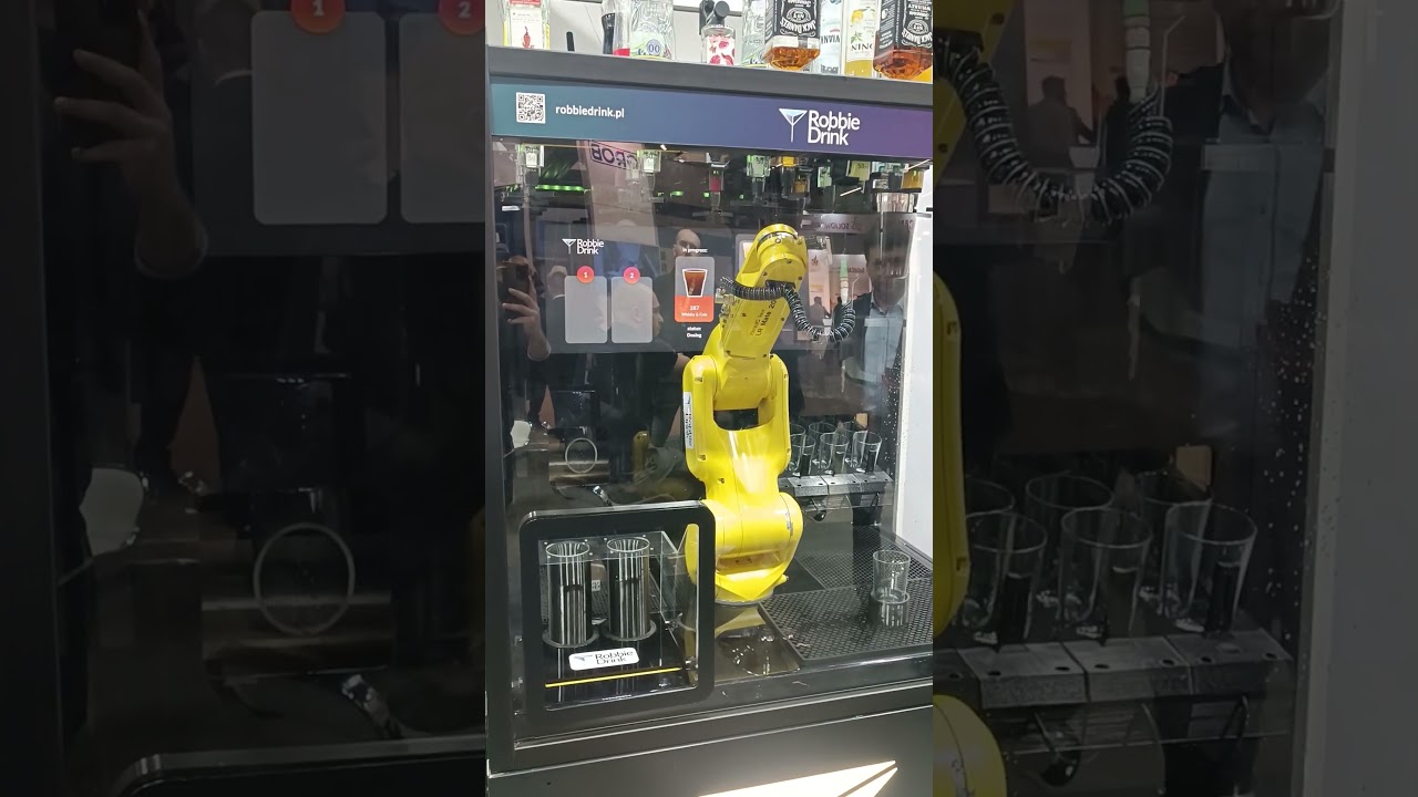 Robo barman - Fanuc #robot #machine #robotics #fanuc #amazing #targikielce