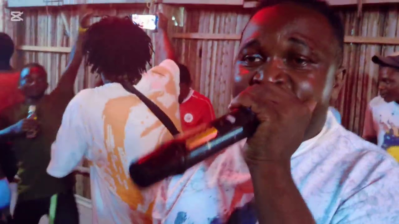 Easy man akiwasha ndani ya  MADIBA PUB MAFIA ISLAND 