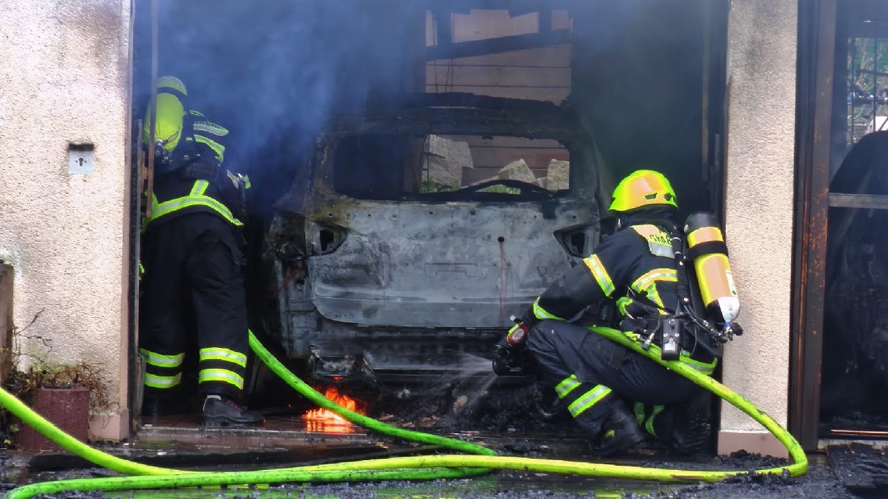 FEUER zerstört GARAGE + 2 FAHRZEUGE in Graben-Neudorf am 07.04.16