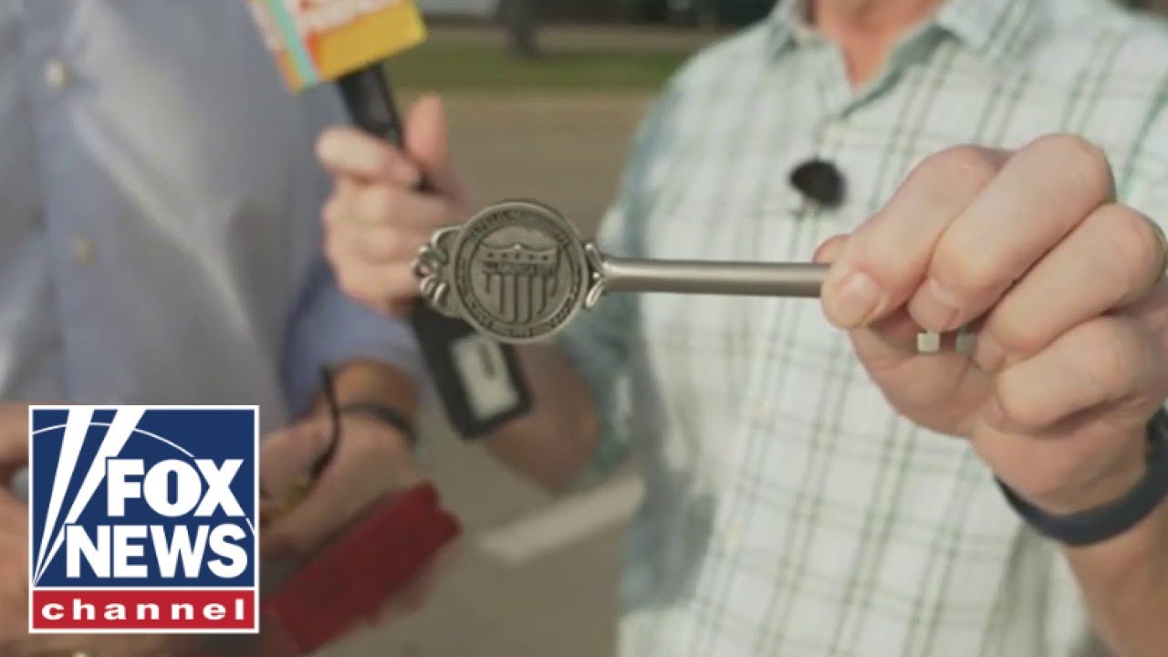 Steve Doocy gets key to Elvis' Mississippi hometown