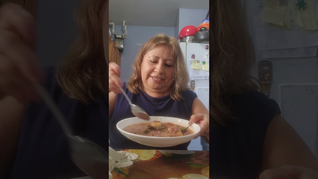 Frijoles con chicharron ,queso y chile serrano.