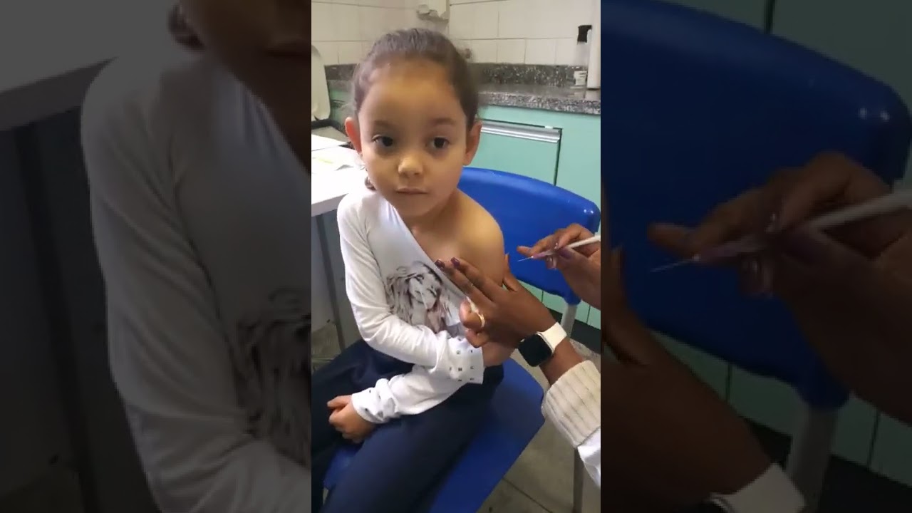 Rafaella tomando a 1&deg; dose da vacina da COVID-19 , muito corajosa meu amorzinho ,nem fez cara feia 😍