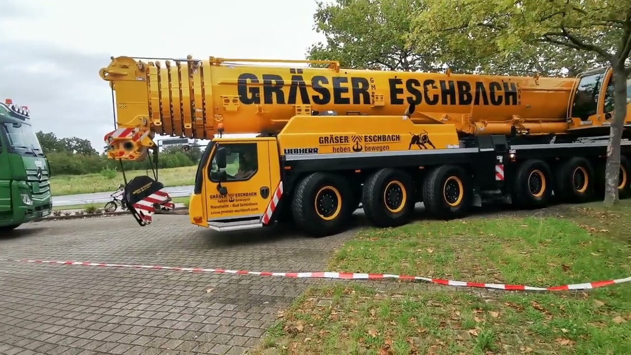 LIEBHERR LTM 1450 8.1 beim rangieren und verlassen der Modellbauaustellung