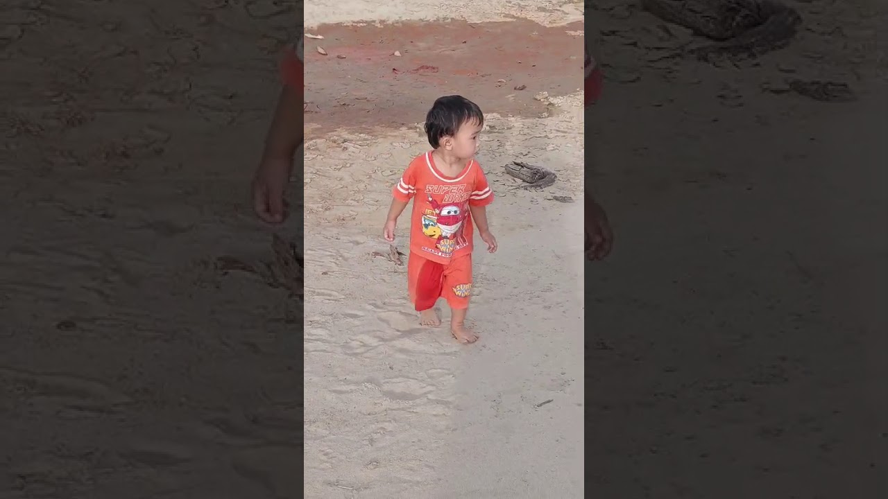 Hasbi dan Tante mandi dipasir