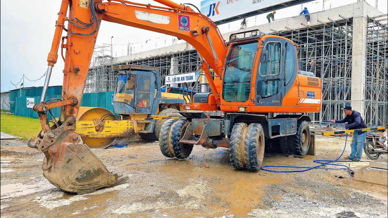 M&Aacute;Y X&Uacute;C CẦN D&Agrave;I BƠI TR&Ecirc;N S&Ocirc;NG, RỬA M&Aacute;Y X&Uacute;C B&Aacute;NH LỐP DOOSAN 140 | EXCAVATOR TRUCK 4K ULTRA HD.