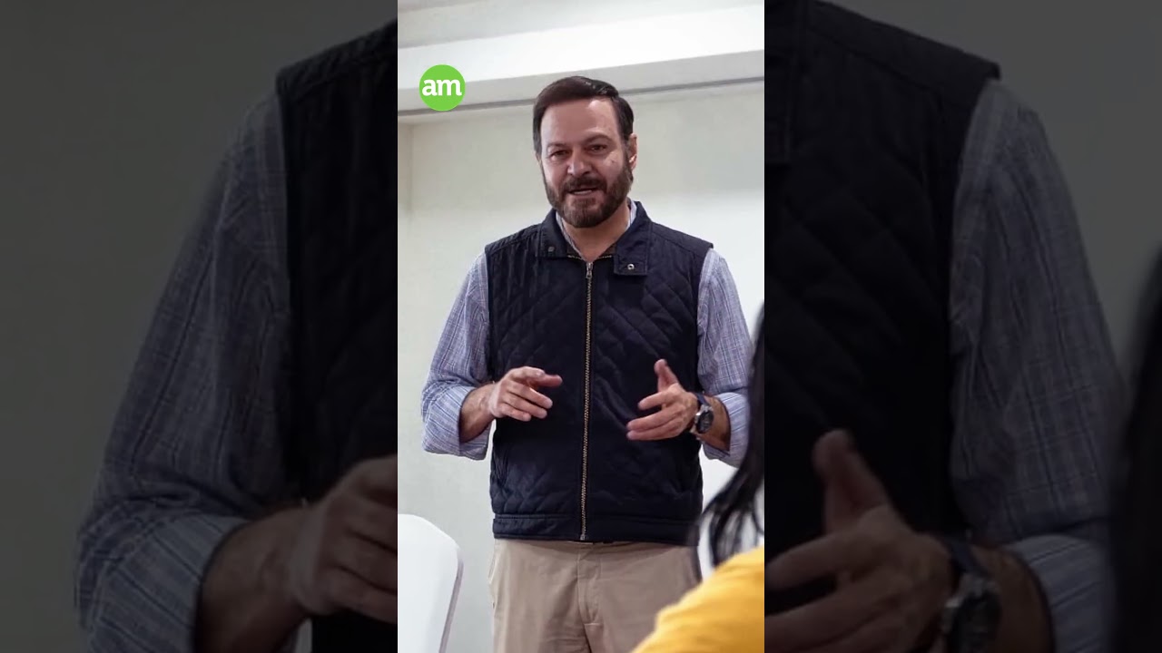 Arriba cuerpo de Roberto Casta&ntilde;eda a funeraria de Celaya; le acompa&ntilde;an varios funcionarios
