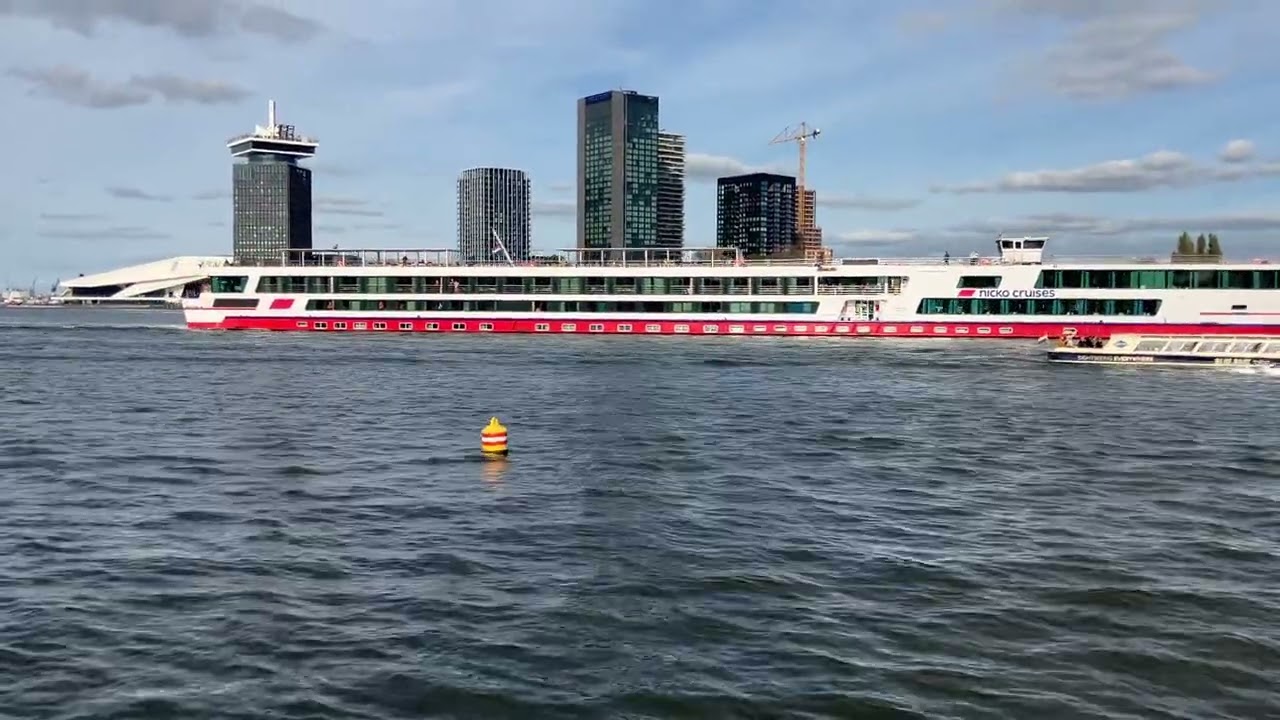Nicko Cruises, Rhein Melodie riviercruiser op het IJ