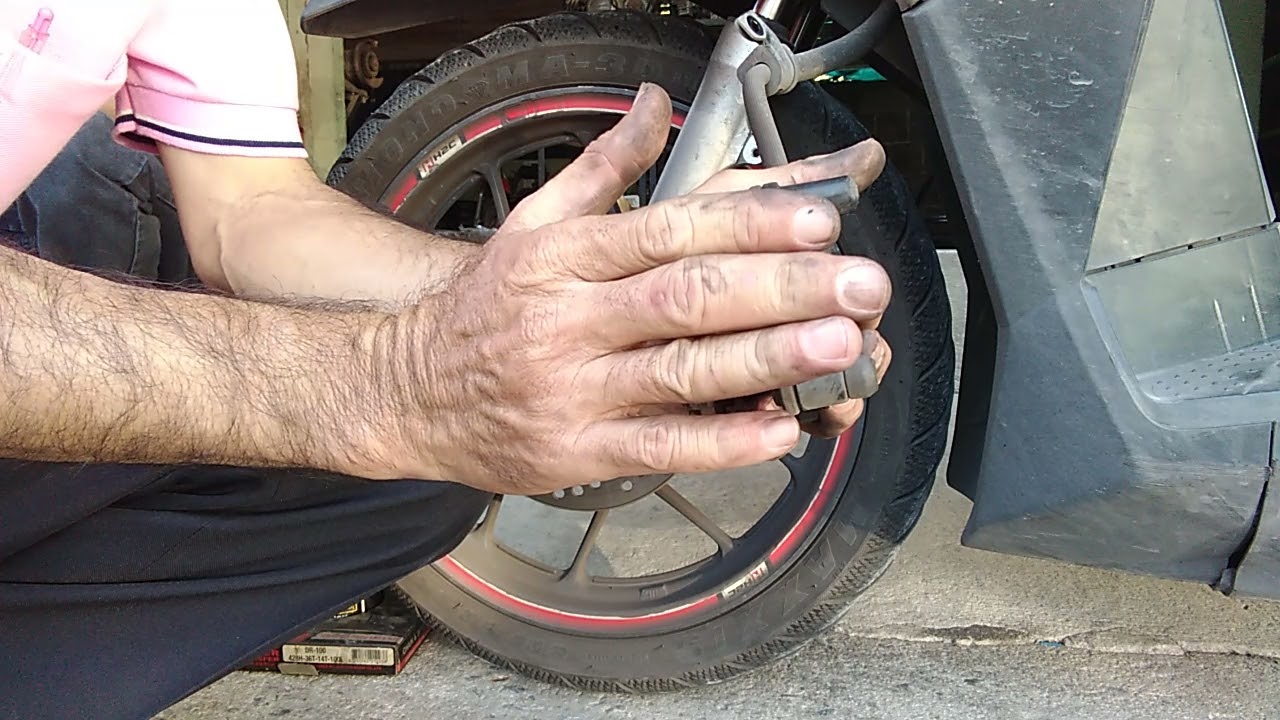 เปลี่ยนผ้าดิสเบรกหน้า​ HONDA​ CLICK​125​ i​ (LED)
