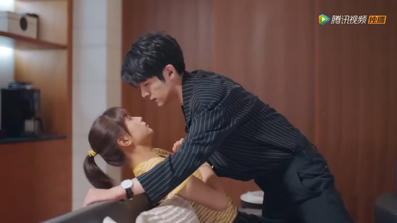 Золушка уходит, генеральный директор наконец признается, что влюбился в нее