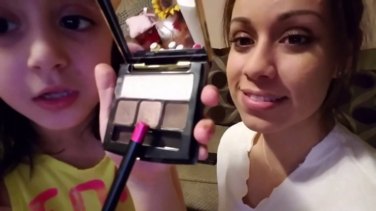 Nina de 7 anos maquilla a su mama!! Super gracioso!!