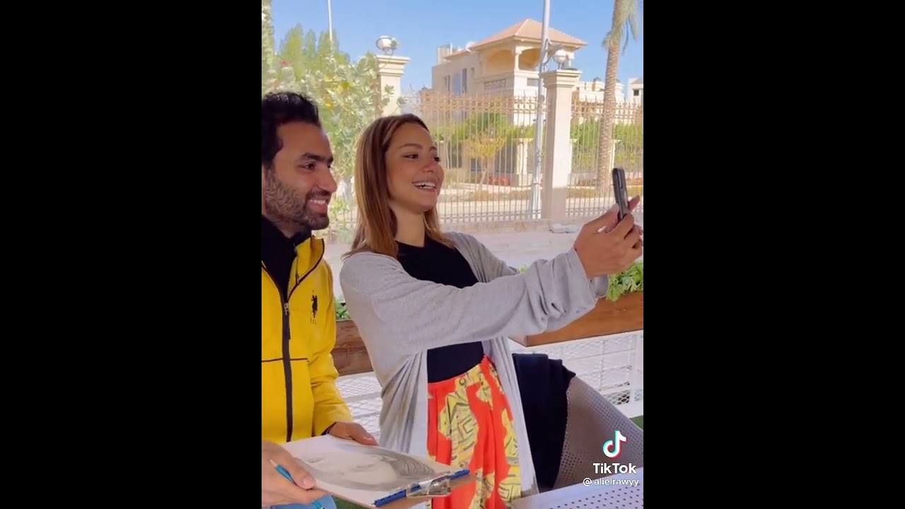 رسم البنت من غير ما تاخد بالها