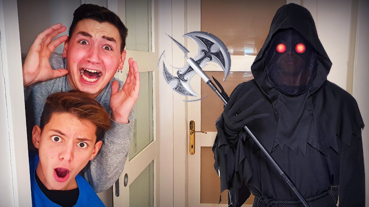 TROVIAMO IL MOSTRO DI HALLOWEEN NELLA CASA DEGLI YOUTUBERS!!
