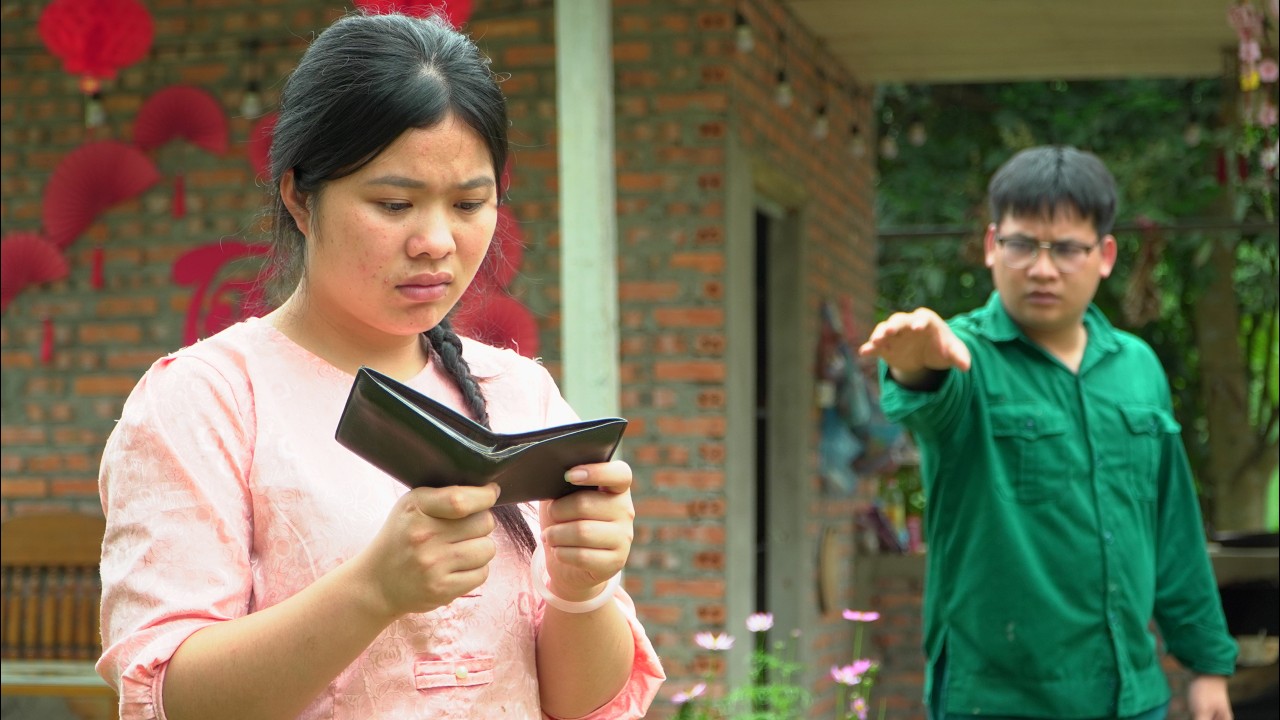 Young Woman Returned a Kind Man&rsquo;s Lost Wallet&hellip; And His Hidden Secret Left Her Speechless