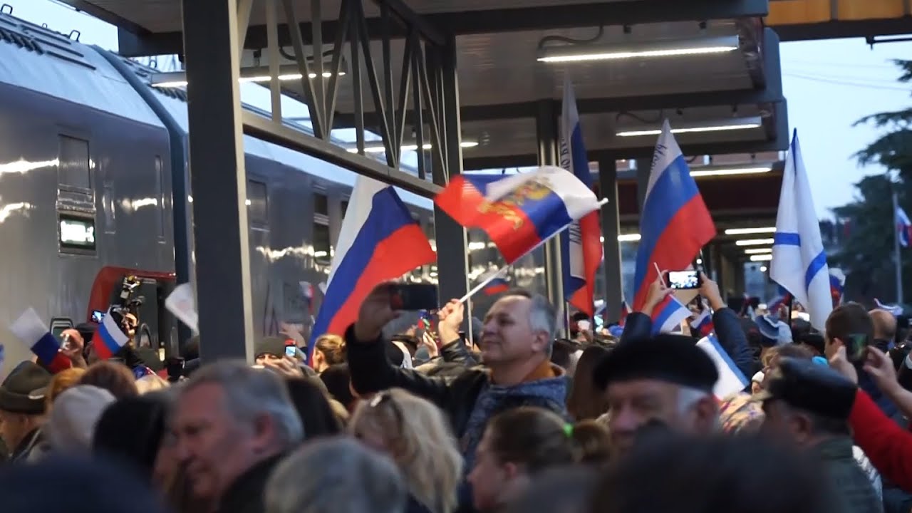 Celebrations Greet Moscow-Simferopol Train After Opening Of Bridge To Crimea