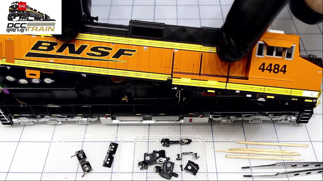 Установка звукового декодера на модель HO MTH Dash-9, часть 1.