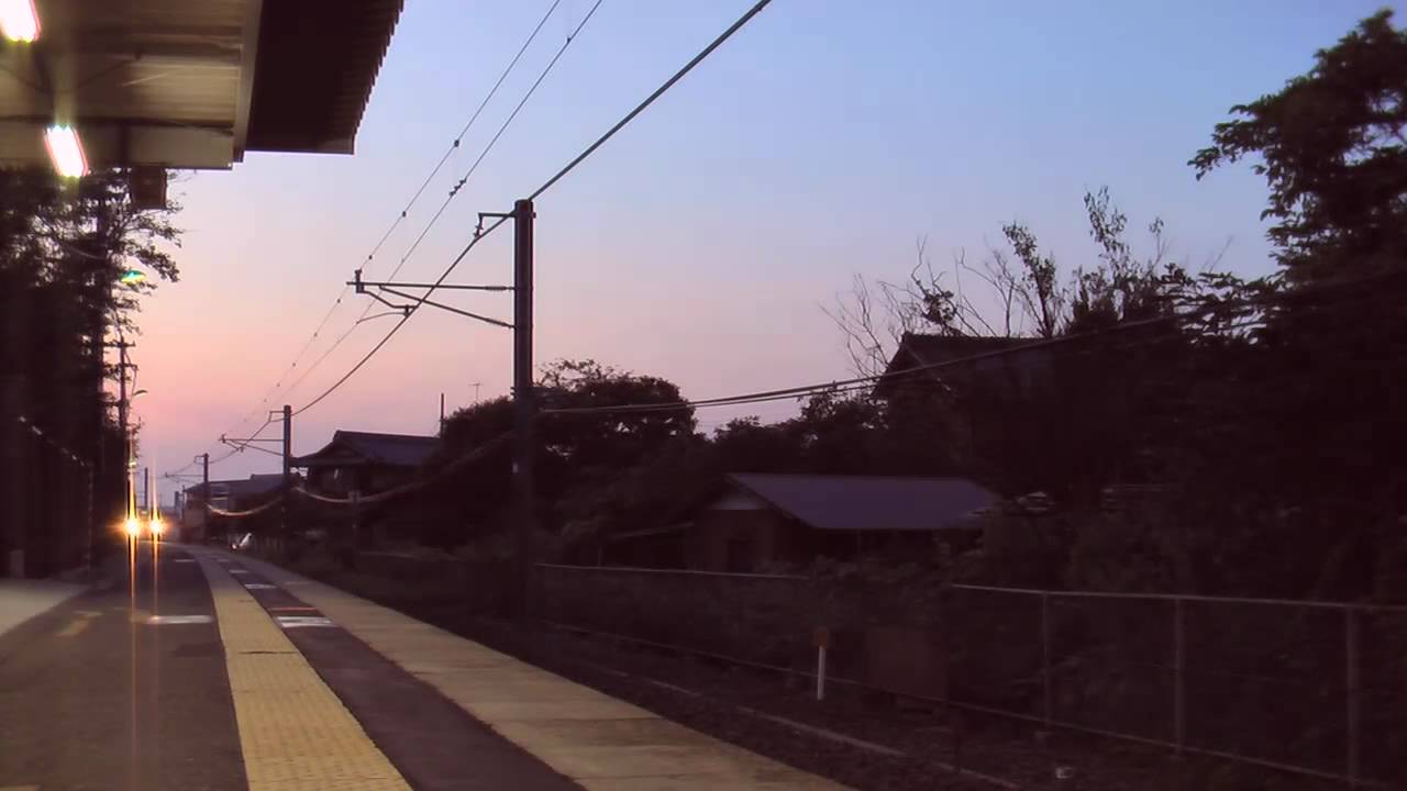 油日駅に列車が到着