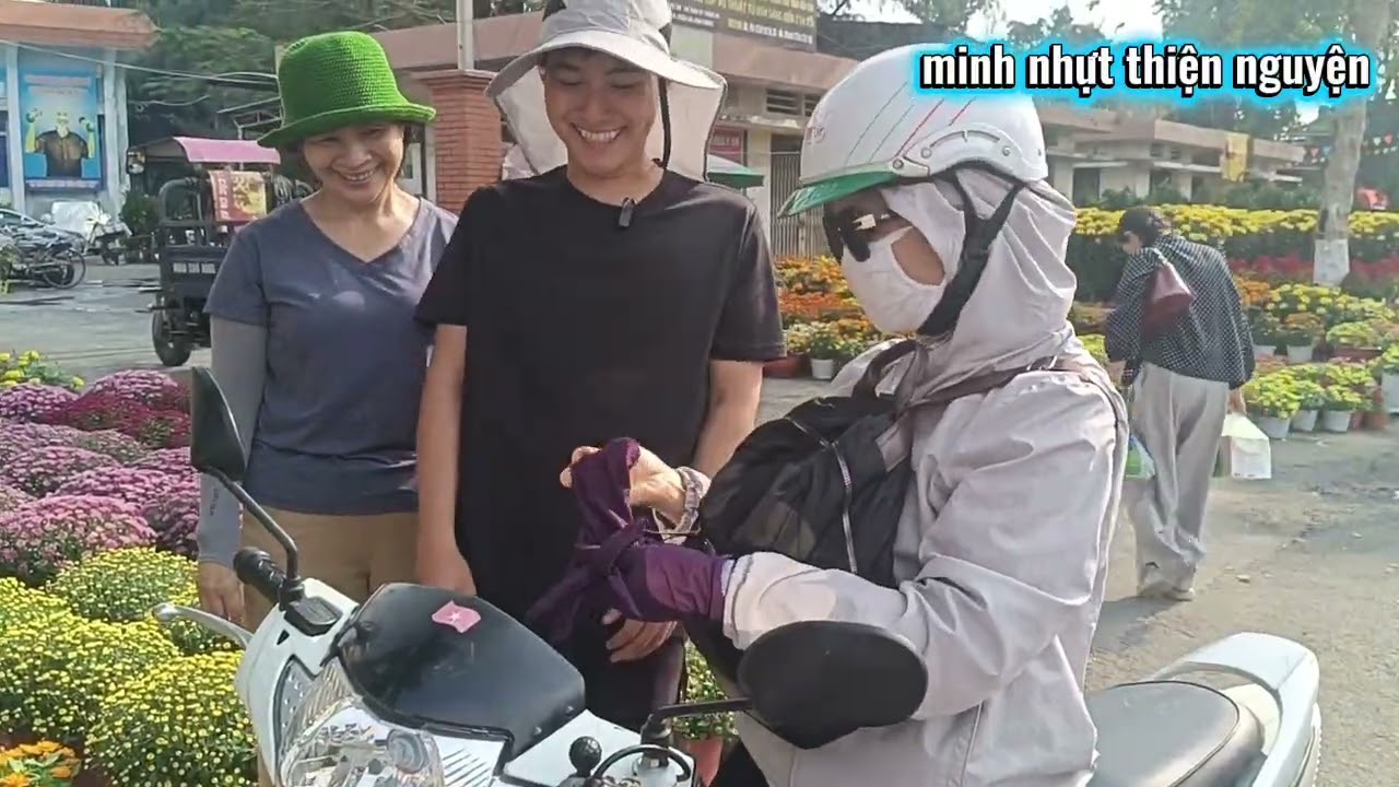 Chợ tết lái Thiêu rất nhiều chậu kiểng bán phục vụ bà con 