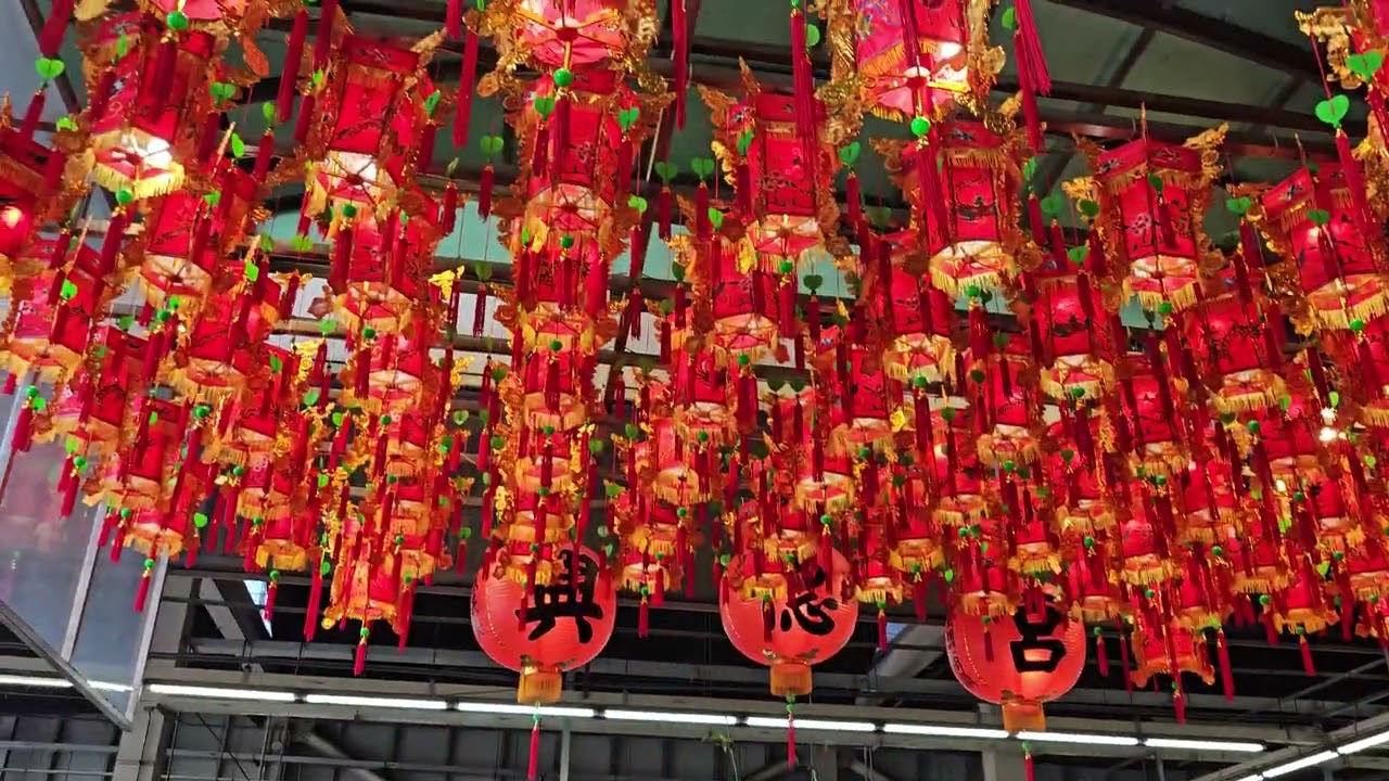 #興德宮 #福德正神 #升龍龍柱 #喜氣花燈 #福德相伴境內恆安康，興隆市集蔬果財源旺 #temple nearly bigger market