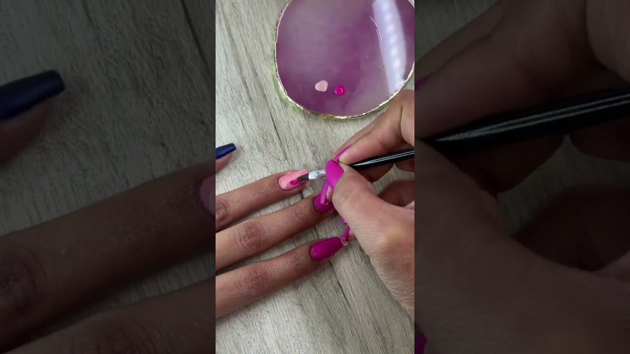 Matte, rosa y con efecto..💖 As&iacute; son los nuevos esmaltes Matte, todos estos tonos se volver&aacute;n tus FAV