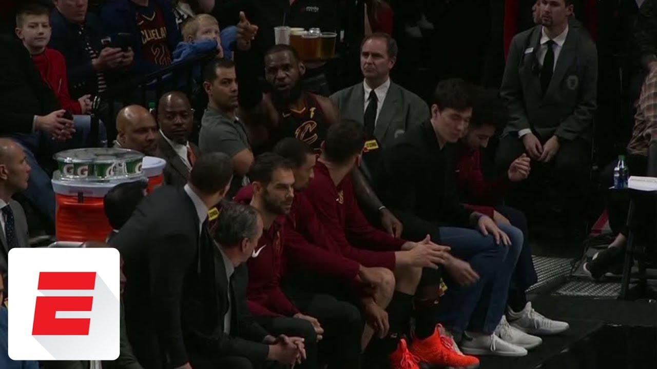 LeBron James ostro krytykuje Tyronna Lue na ławce rezerwowych podczas meczu Cavaliers kontra Blaz...