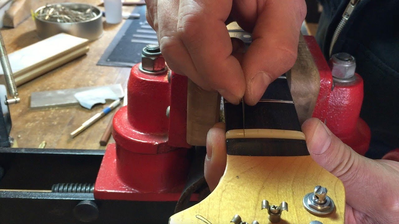 Fabrication d'un sillet en os 1/2 Christophe Tupinier / Music en scène