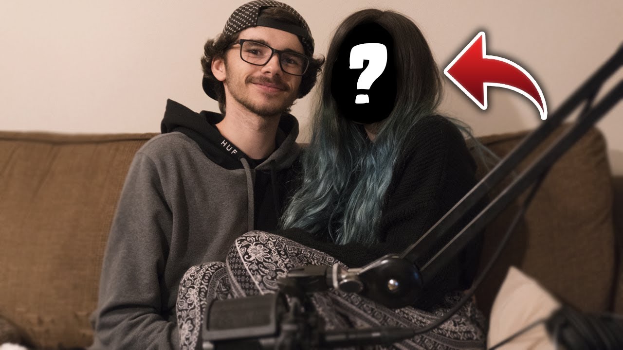 My GIRLFRIEND Plays Minecraft *First ever time*