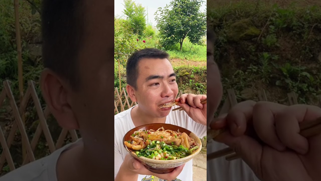 兄弟姐妹们 吃饭了哦 今天吃鸡肉面条 简简单单又是一餐#抖音美食推荐官 #美食 #普通的饭菜都是家的味道 @DOU+小助手