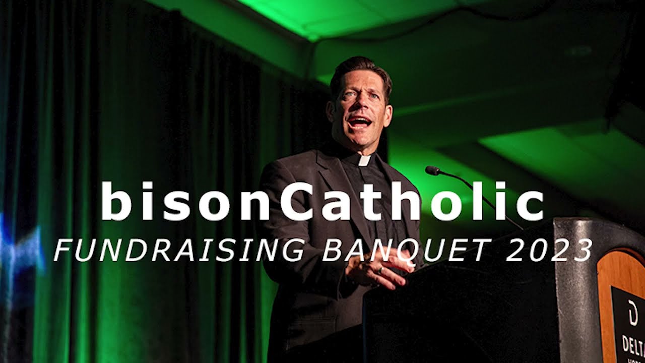 Fr. Mike Schmitz at the 2023 Bison Catholic Fargo Banquet