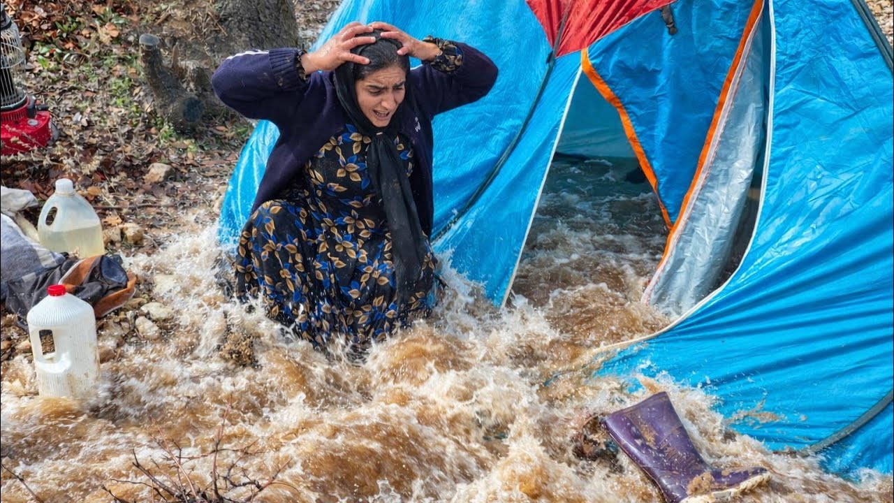Как разрушительное наводнение уничтожило имущество бездомной матери