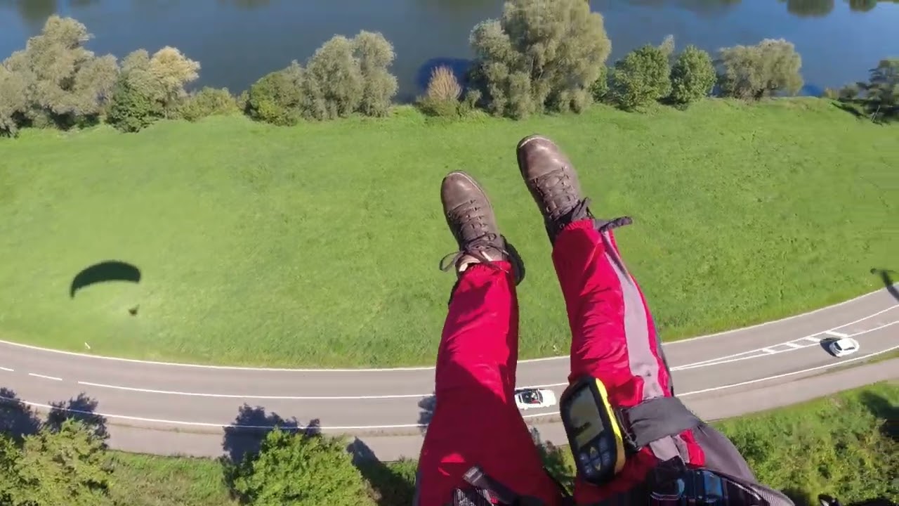 Gleitschirmfliegen. Wieder ein heißer Tag in Zeltigen an der Mosel.