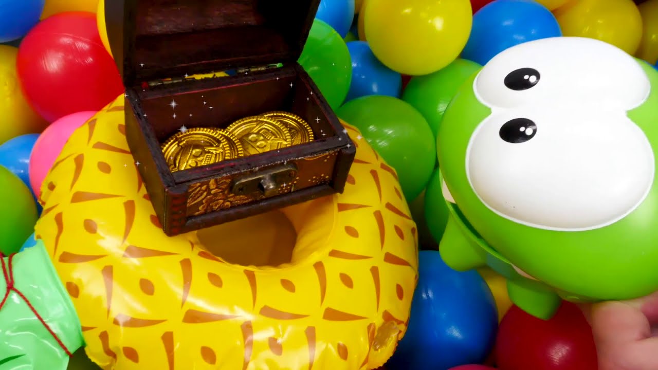 Um barco de brinquedo. Vídeos com brinquedos para crianças.