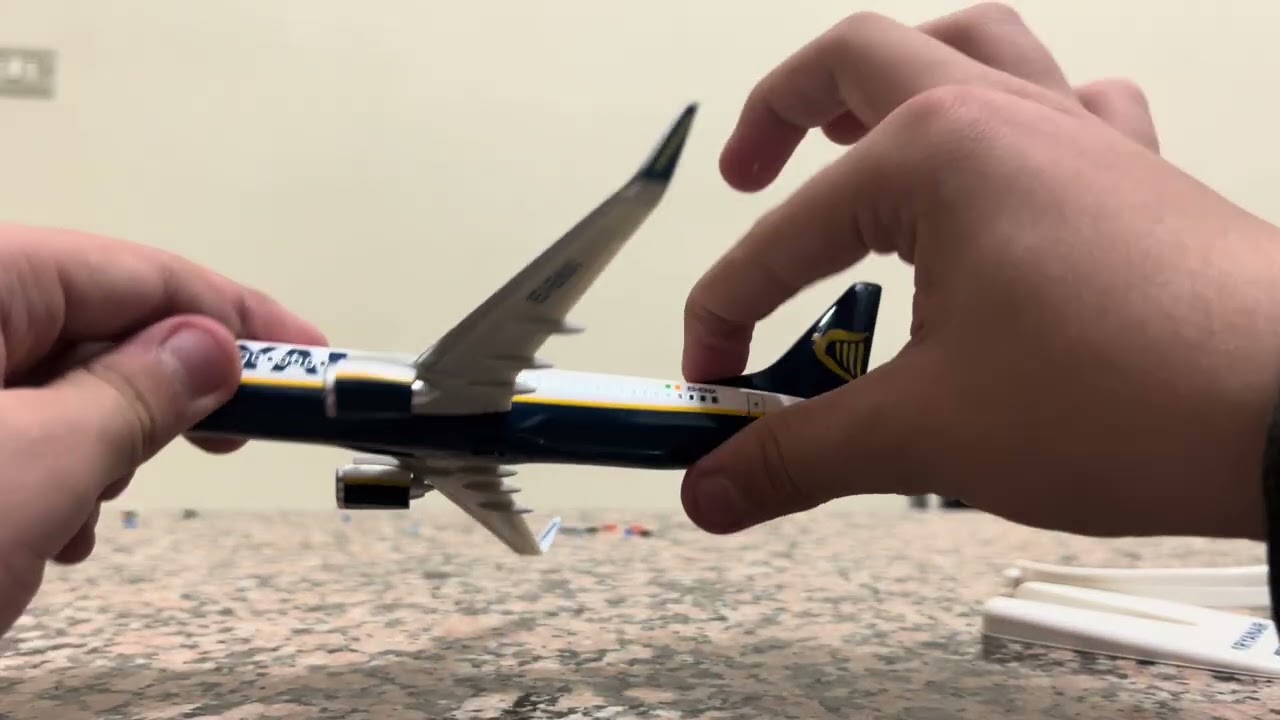 Boeing 737-800 Ryanair unboxing