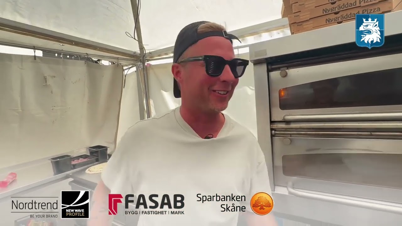 Pidde P tog fram sin inre pizzabagare när han besökte Åhus Beach.