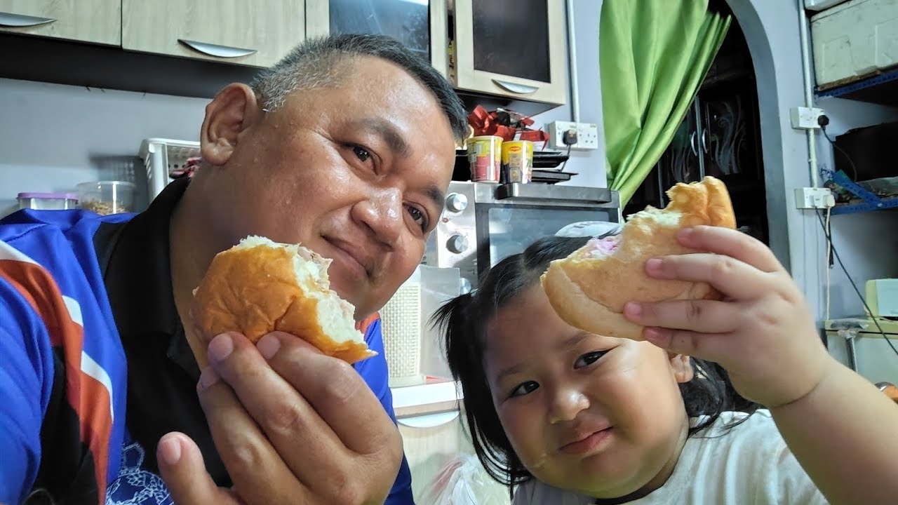 Bersama isteri dengan anak-anak makan aiskrim burger. #sukatikupun 