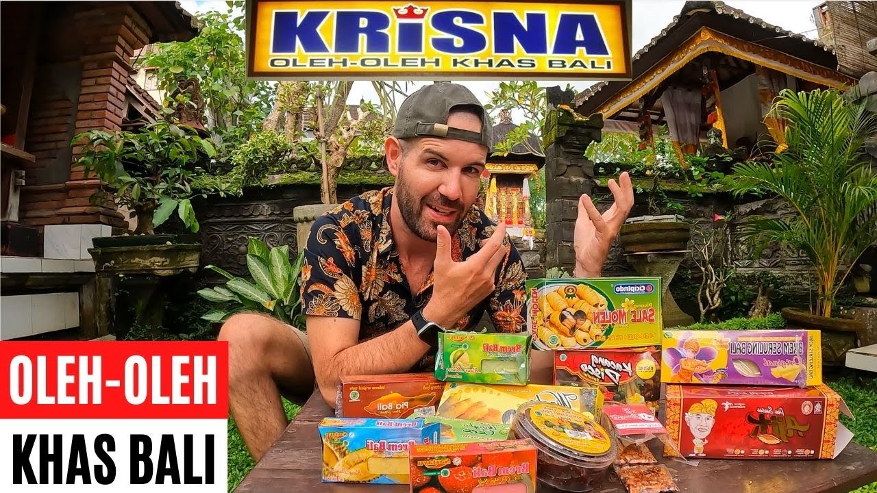 Foreigners NEVER EAT These Famous Snacks in Bali 🇮🇩