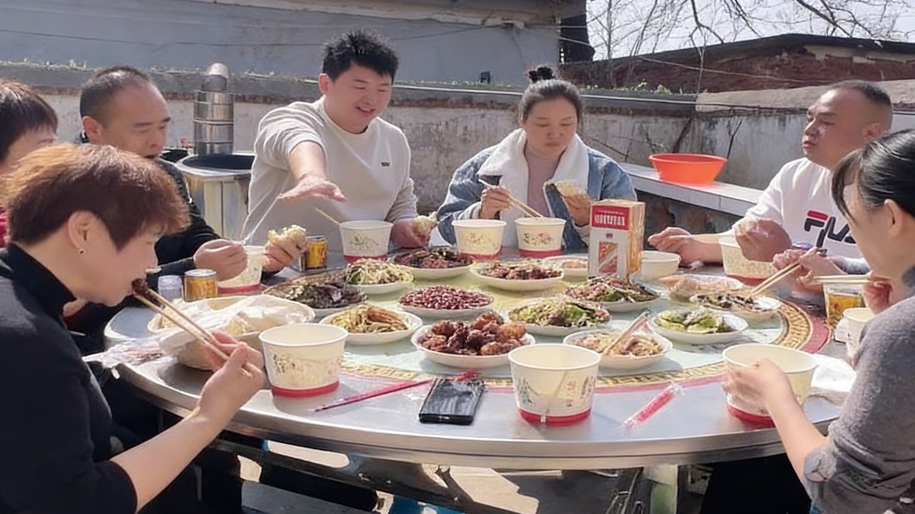 木头哥带阿萍去拜年，舅舅妗子安排了一大桌河南美食，阿萍吃的特别香
