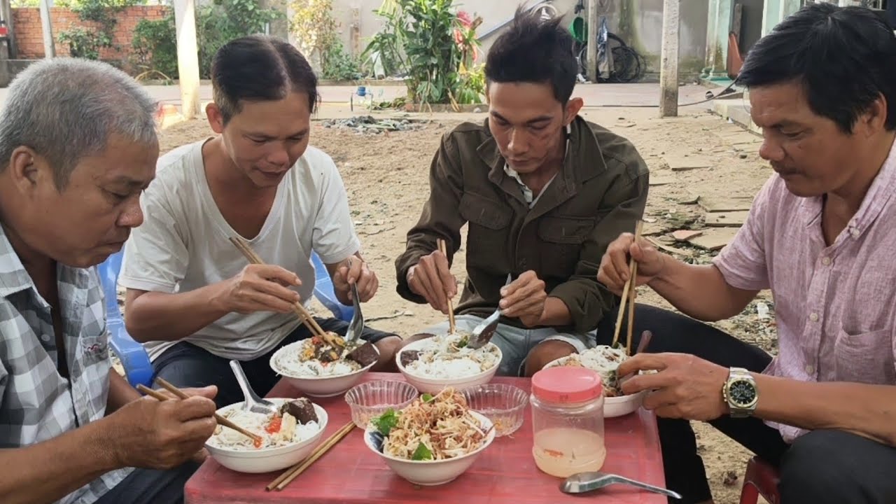 Nó Cứng Bụng với Tô Bún Nước Lèo Lề Đường Chỉ 15k Ăn Hoài Không Hết | Kho Quẹt Vlog T196