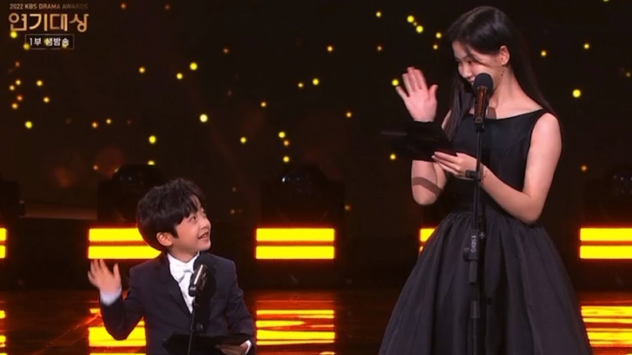 시상자로 나온 재니♥️세종&레드카펫 영상                [2022 KBS 연기대상] -최명빈👧,서우진👦