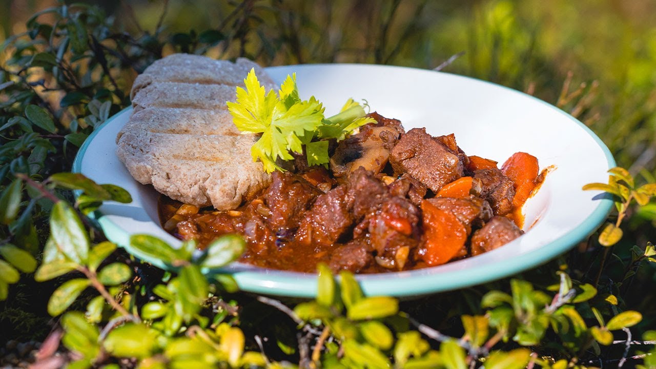 Mustig köttgryta - Laga mat ute med Satake och Emilia Nilsson - Bagaren och Kocken