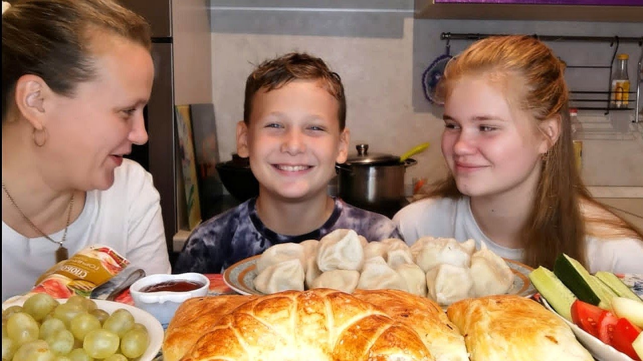 Мукбанг Хинкали, Самса, виноград/Отвечаем на вопросы /Решил бросить😕Нас 34К🎉Спасибо каждому✌️