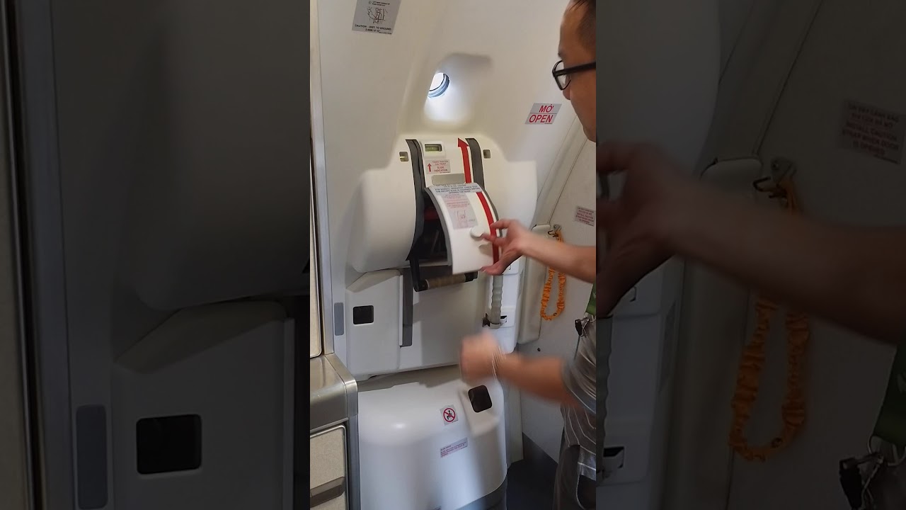 EMBRAER 190 PASSENGER DOOR OPEN FROM INSIDE