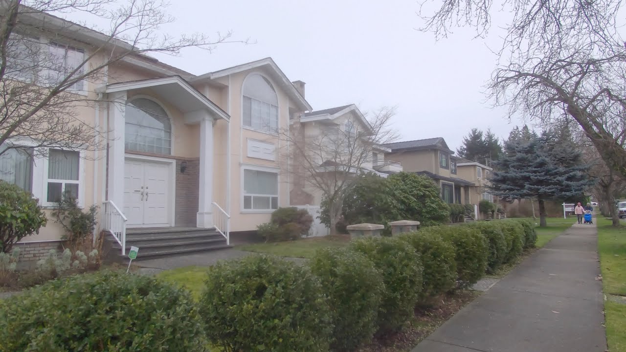 City Life in Vancouver Canada. Arbutus Ridge Area. Macdonald Street to W20th. Nice Large Homes.