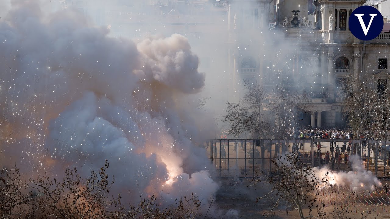Una potente 'mascletà' con mensaje abre los días grandes de las Fallas de València I VDD