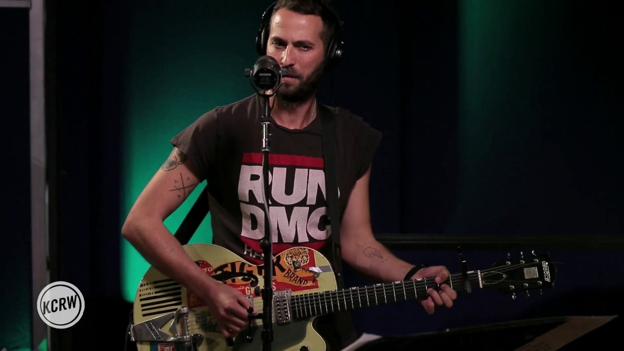 Mondo Cozmo performing 