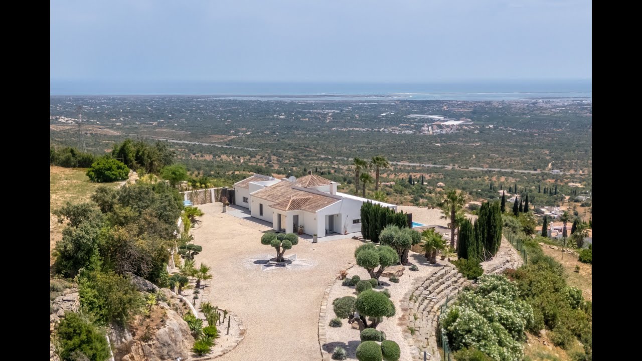 Stunning contemporary villa with out of this world seaviews in Algarve