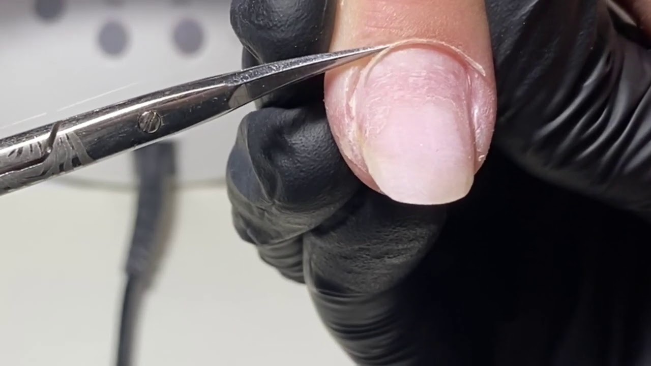 Curătarea cuticulei și aplicarea bazei rubber/ cleaning the cuticle and applying the rubber base