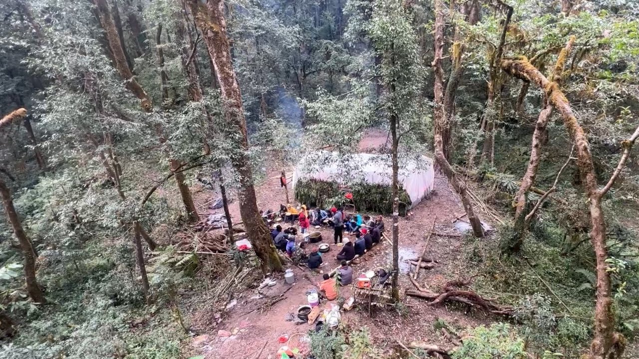 घना जङ्गल भित्रको घरमा दुई दर्जन मान्छेको बसाइ