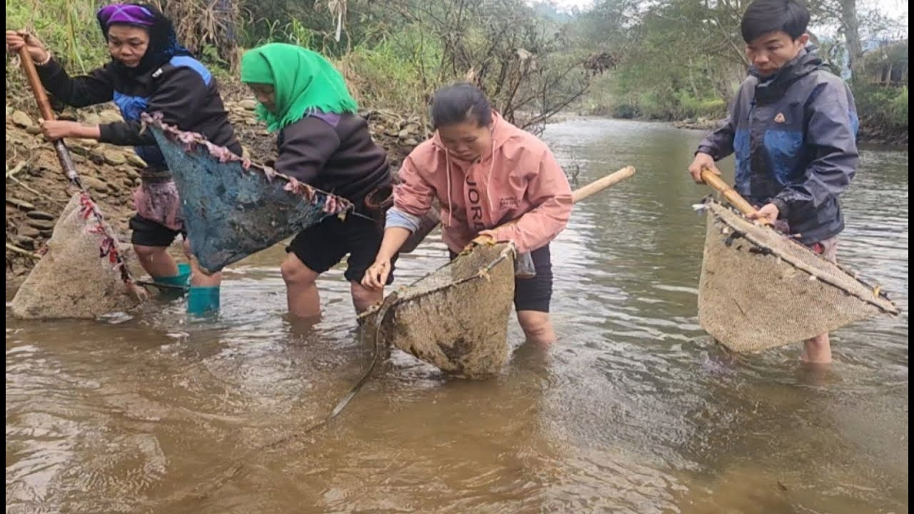 The lake water surface suddenly dropped.ly and Nam worked together to catch fish to sell