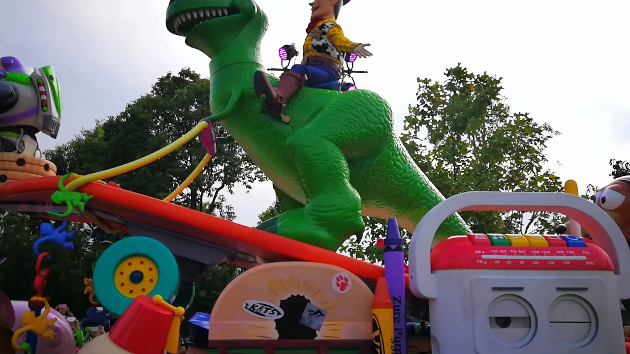 Shanghai Disneyland Parade - Mickey's Storybook Express